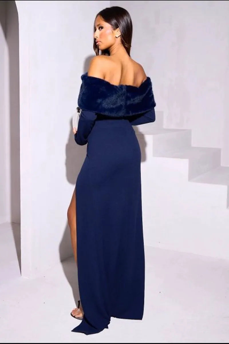 Robe longue bleue marine à col bardot en fourrure