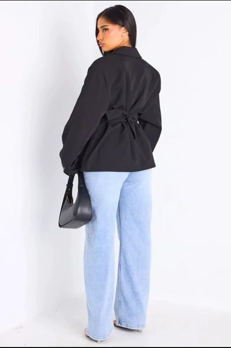 Veste blazer noire à coupe droite ceinturée