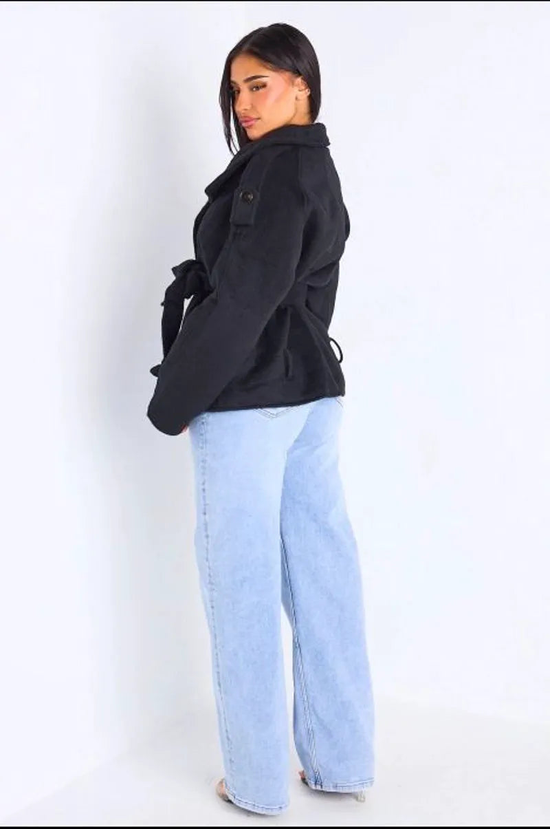 Veste mi-longue duveteuse ceinturée noire