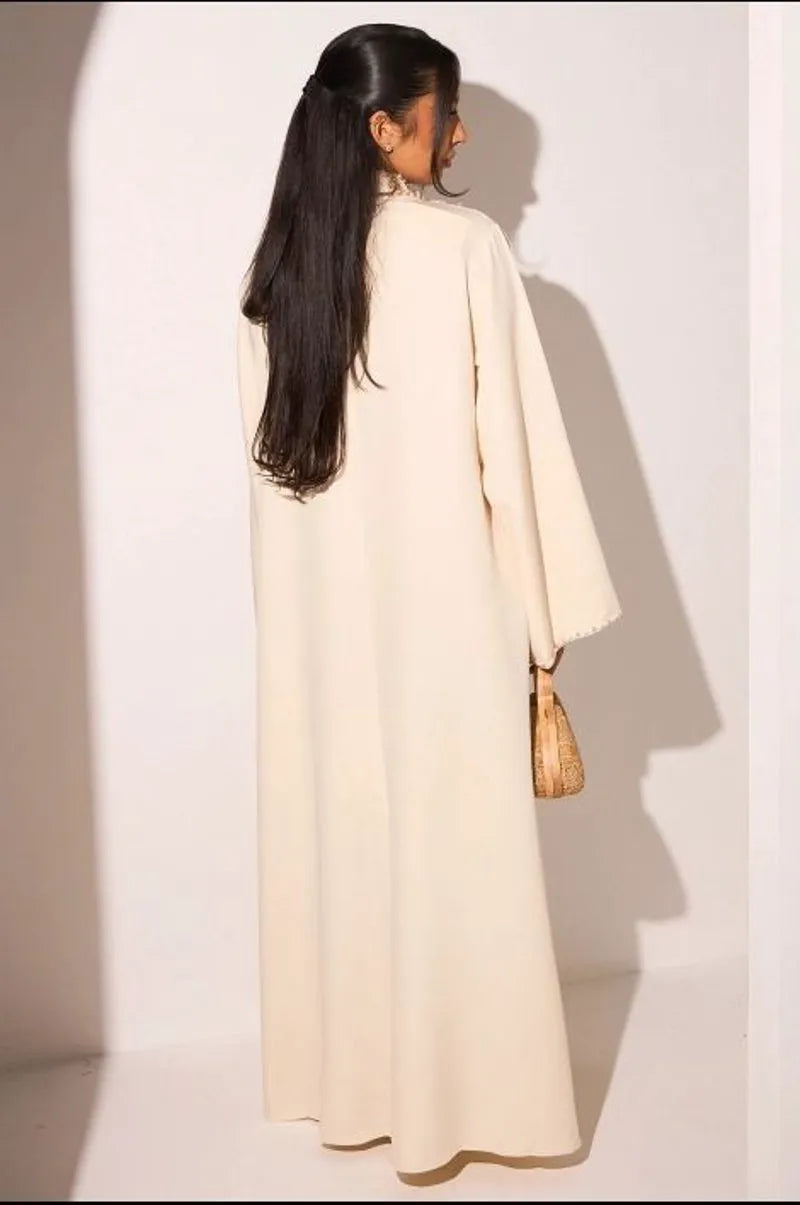 Abaya beige à motifs floraux perlés sur col V