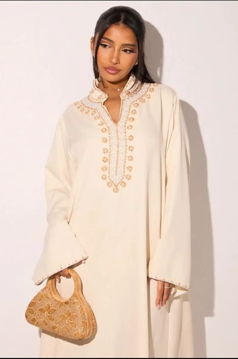 Abaya beige à motifs floraux perlés sur col V