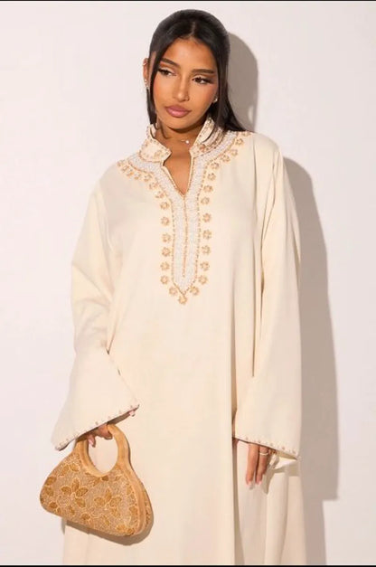 Abaya beige à motifs floraux perlés sur col V