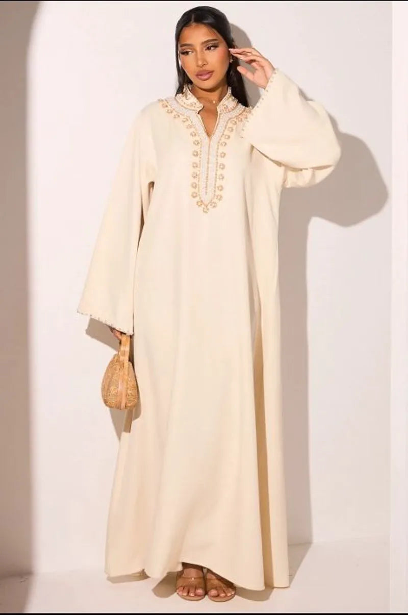 Abaya beige à motifs floraux perlés sur col V