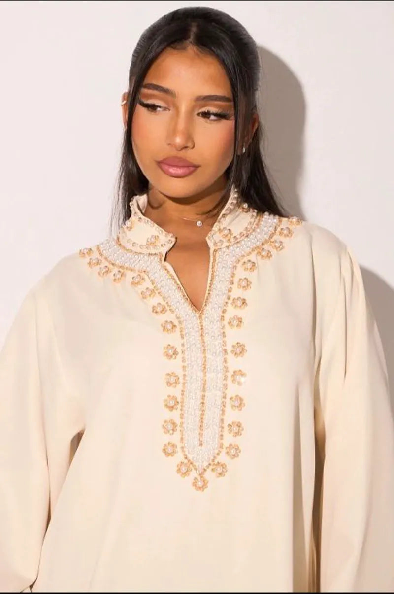 Abaya beige à motifs floraux perlés sur col V