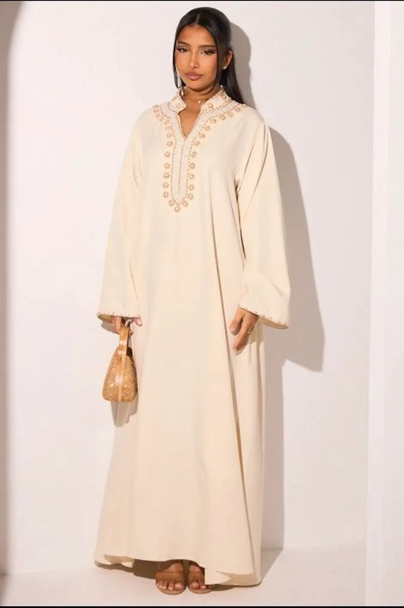 Abaya beige à motifs floraux perlés sur col V