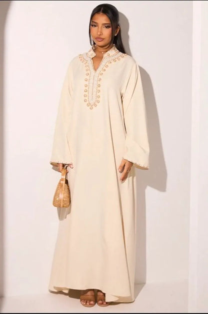 Abaya beige à motifs floraux perlés sur col V