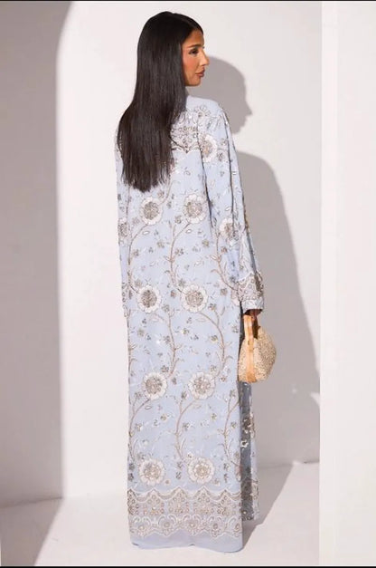 Abaya bleu clair à motifs floraux de perles dorées et sequins argentés