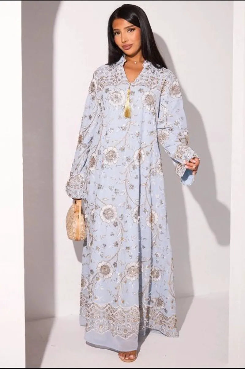 Abaya bleu clair à motifs floraux de perles dorées et sequins argentés