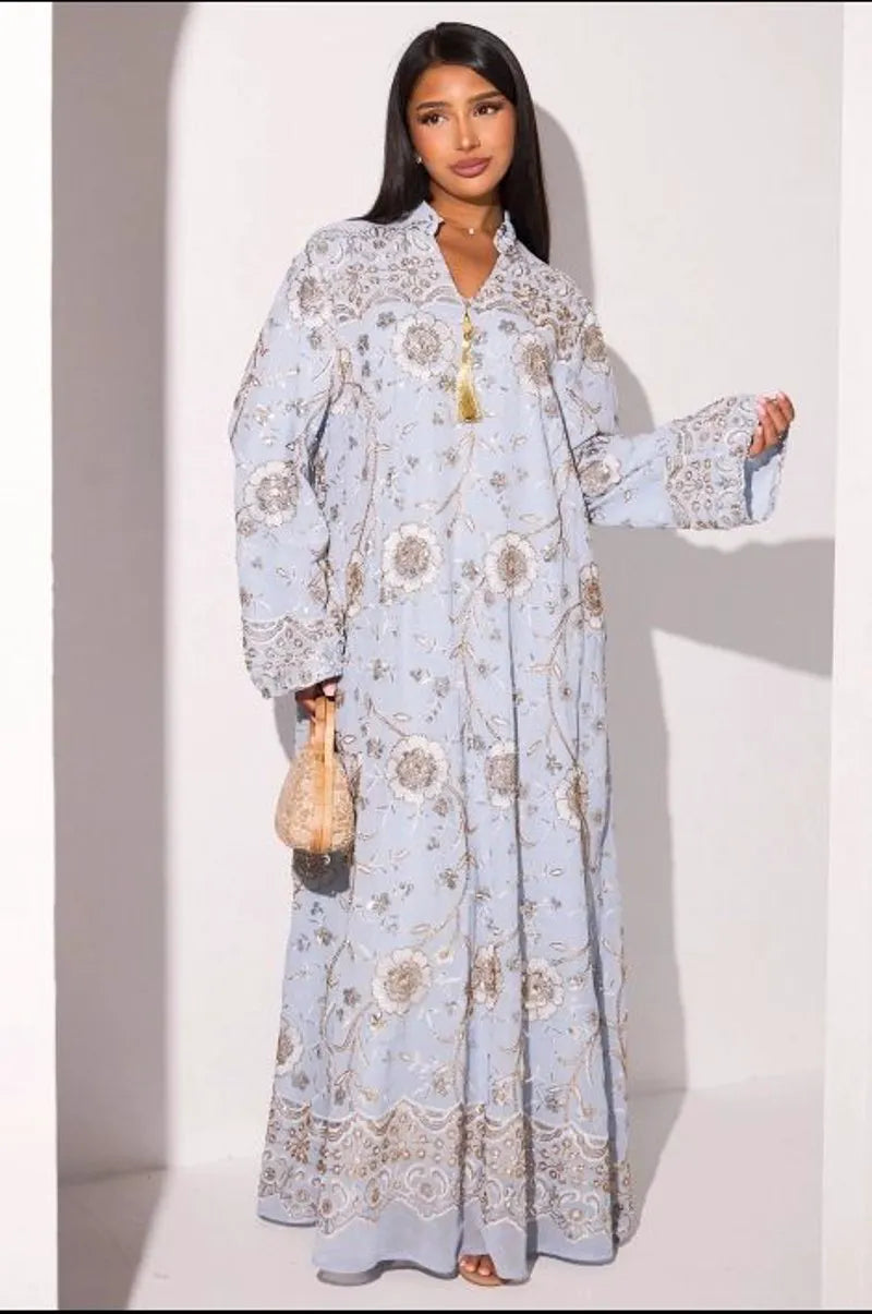 Abaya bleu clair à motifs floraux de perles dorées et sequins argentés