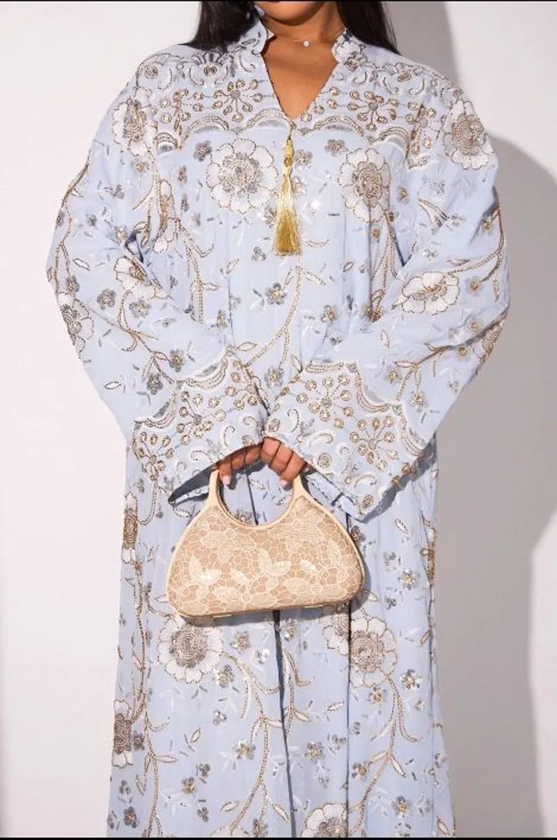 Abaya bleu clair à motifs floraux de perles dorées et sequins argentés