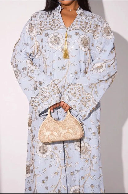 Abaya bleu clair à motifs floraux de perles dorées et sequins argentés