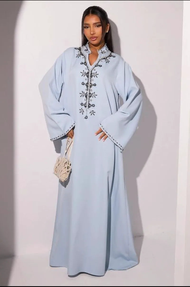 Abaya bleu clair à motifs floraux perlés noirs
