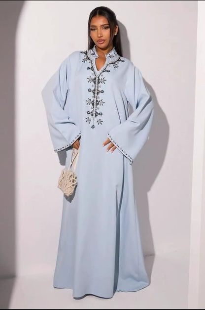 Abaya bleu clair à motifs floraux perlés noirs
