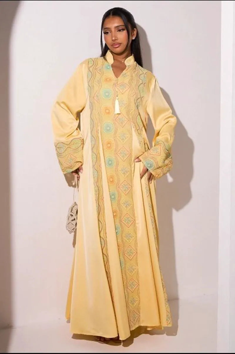 Abaya jaune à strass et motifs colorés rose, bleu, orange, jaune et vert