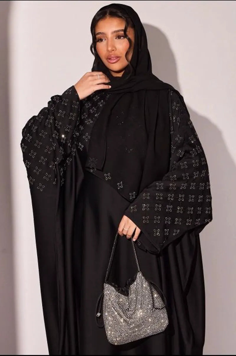 Abaya noire à strass en forme de fleurs argentées