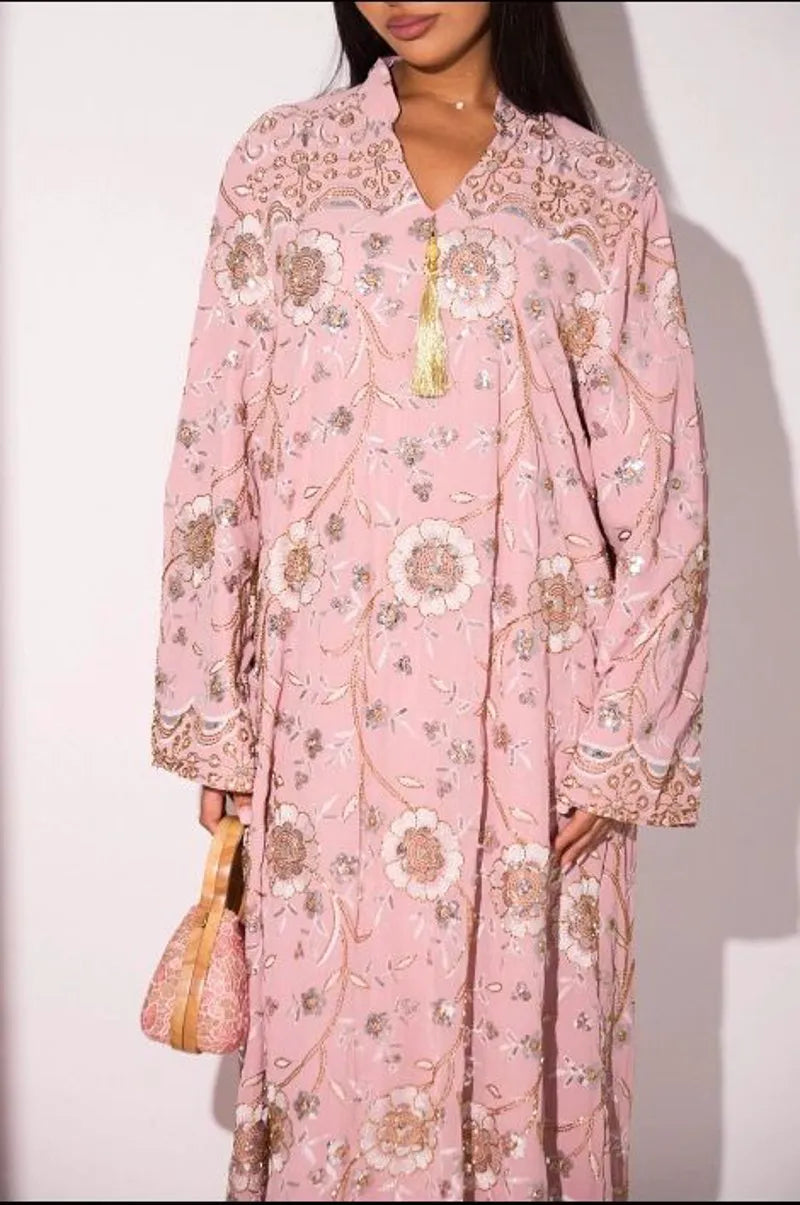 Abaya rose clair à motifs floraux de perles dorées et sequins argentés