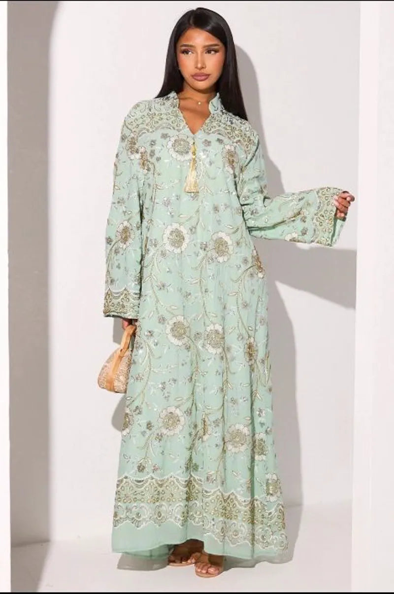 Abaya vert clair à motifs floraux de perles dorées et sequins argentés
