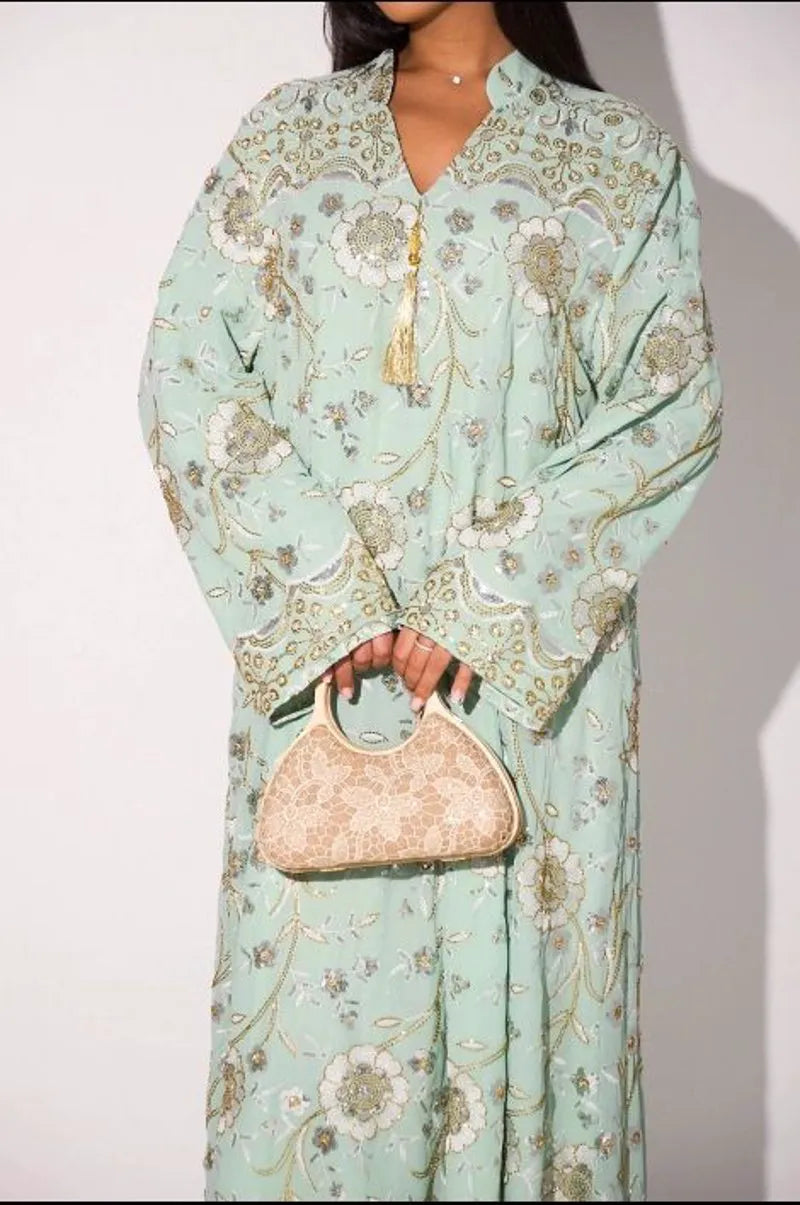 Abaya vert clair à motifs floraux de perles dorées et sequins argentés