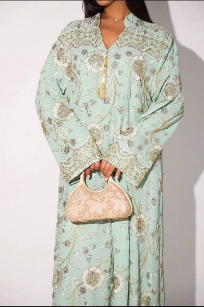 Abaya vert clair à motifs floraux de perles dorées et sequins argentés
