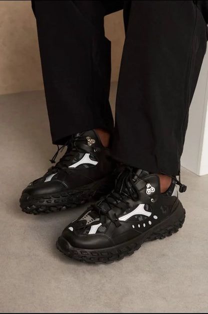 Black dual-material thick-soled sneakers