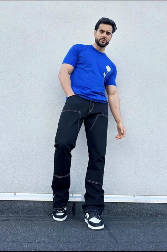 Black straight-cut jeans with white stitching