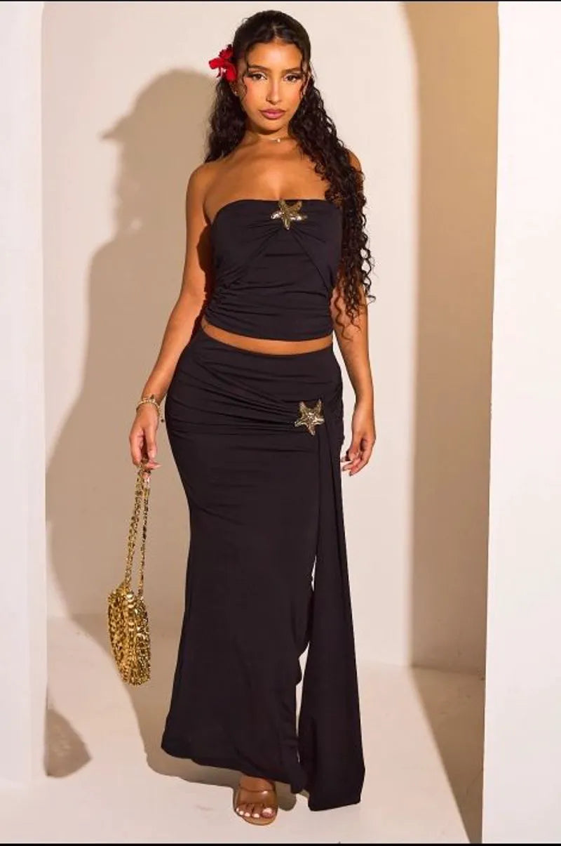Ensemble deux pièces noir jupe longue à empiècement et broche doré + top à broche doré