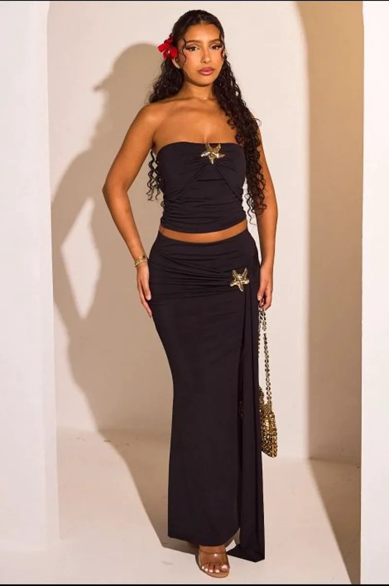 Ensemble deux pièces noir jupe longue à empiècement et broche doré + top à broche doré