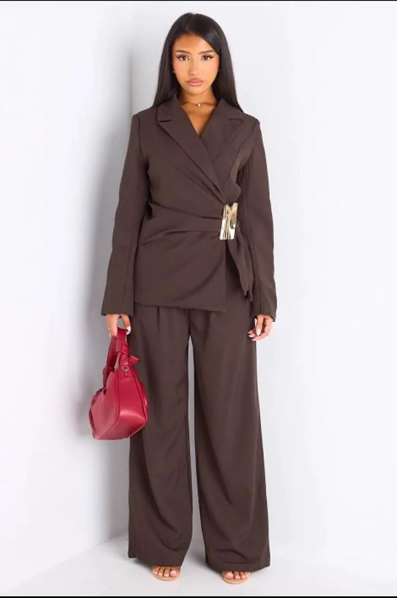Ensemble tailleur deux pièces de couleur café veste blazer à broche + pantalon