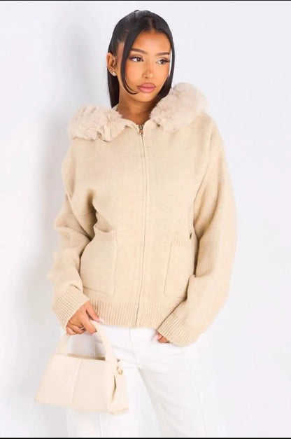 Gilet en maille à capuche fourrée beige