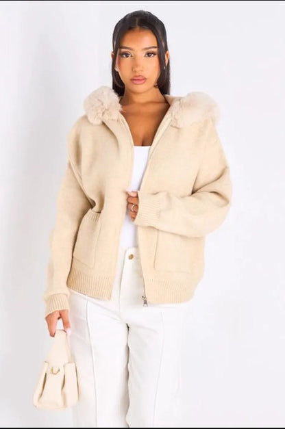 Gilet en maille à capuche fourrée beige