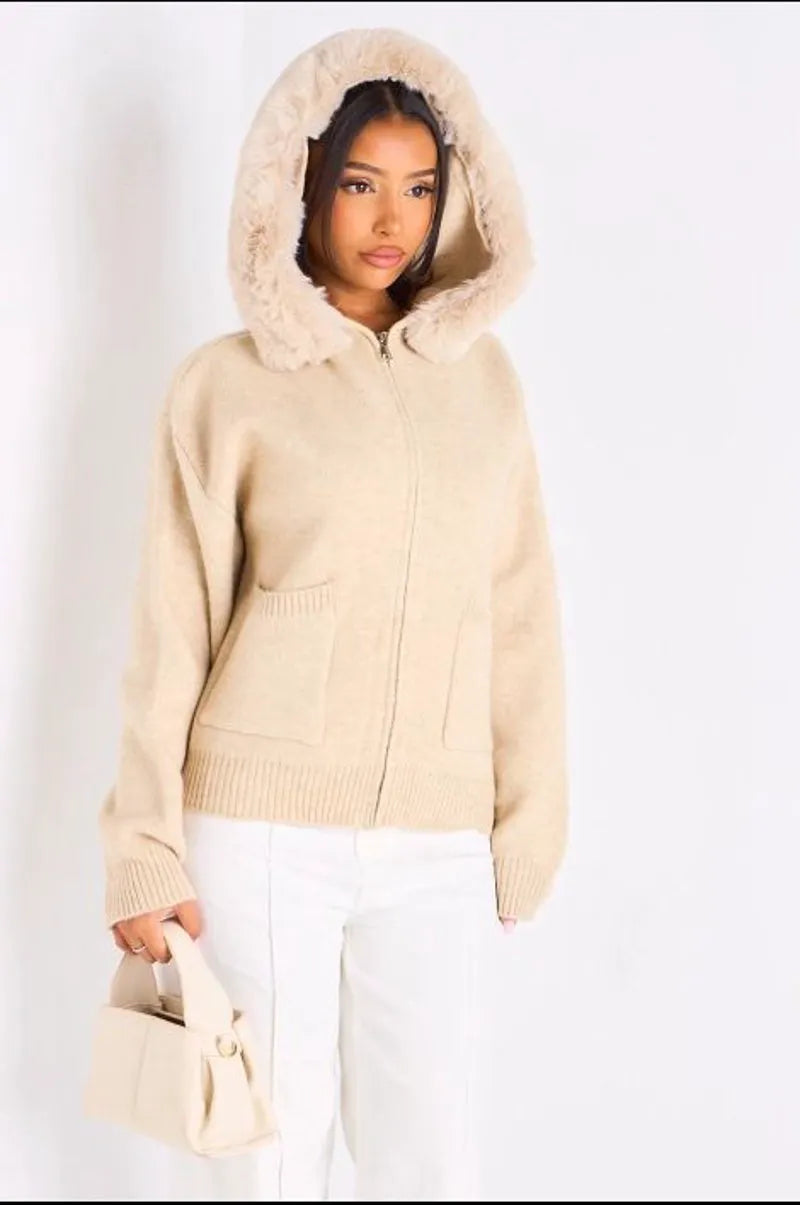 Gilet en maille à capuche fourrée beige