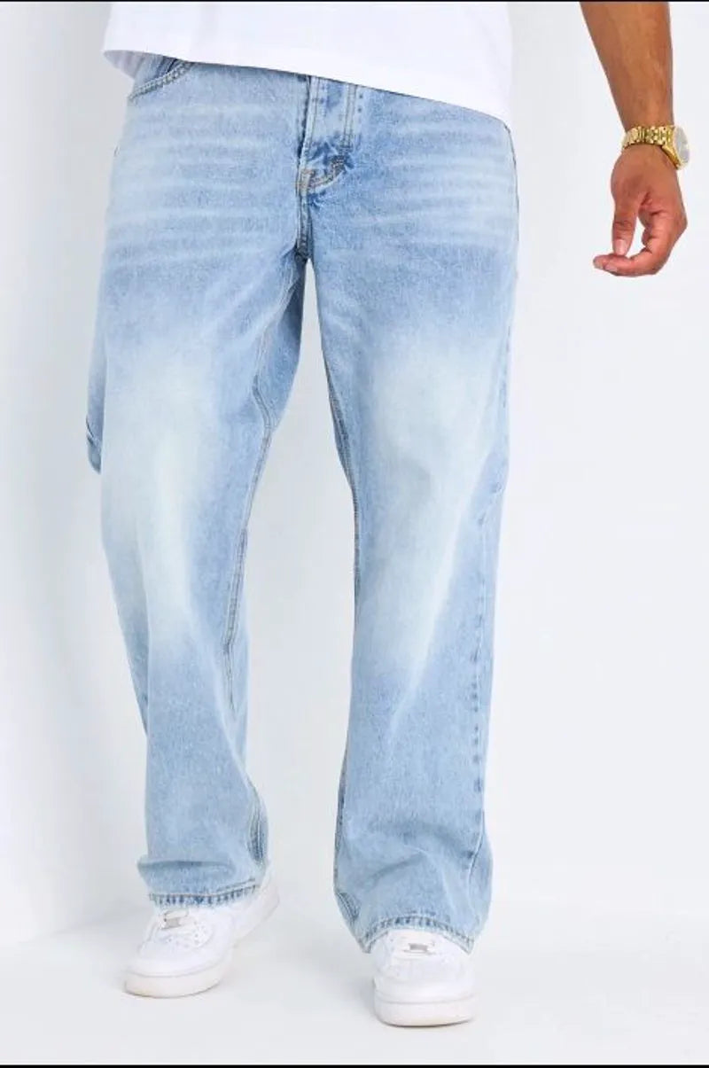 Jean bleu clair coupe droite et effet délavé
