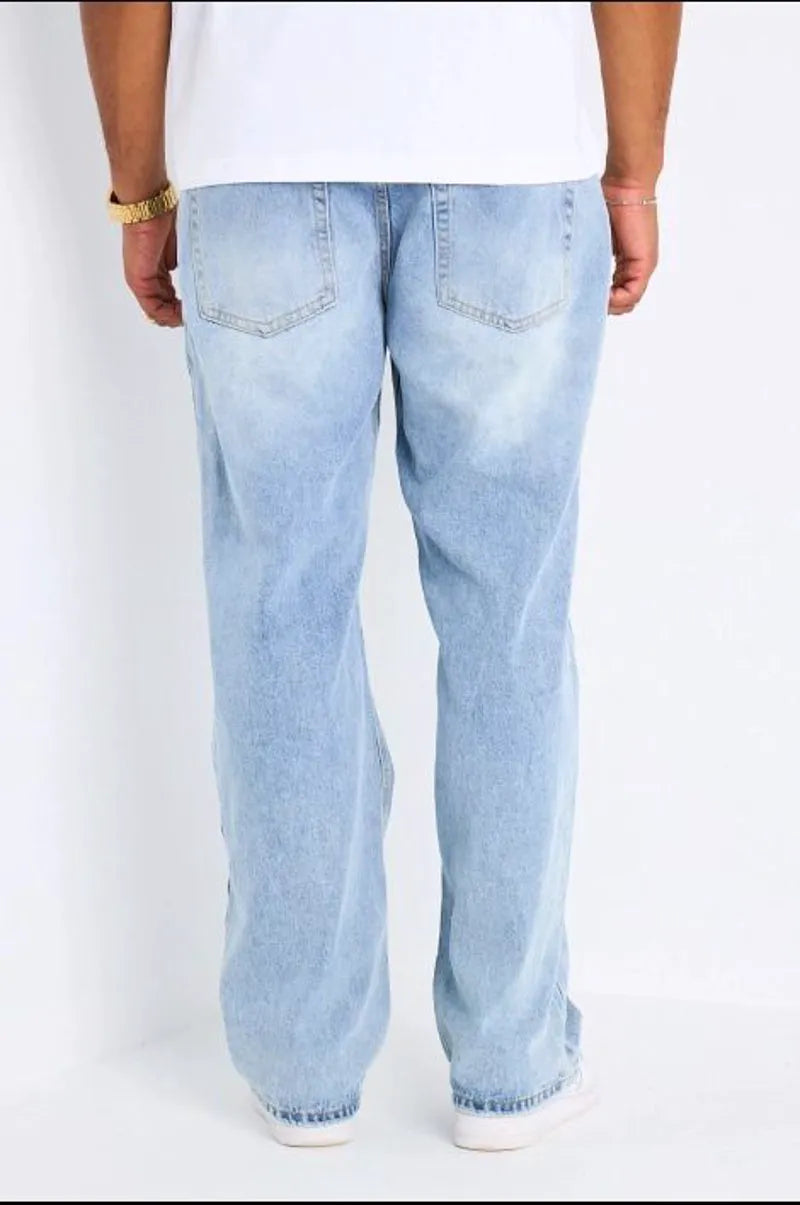 Jean bleu clair coupe droite et effet délavé