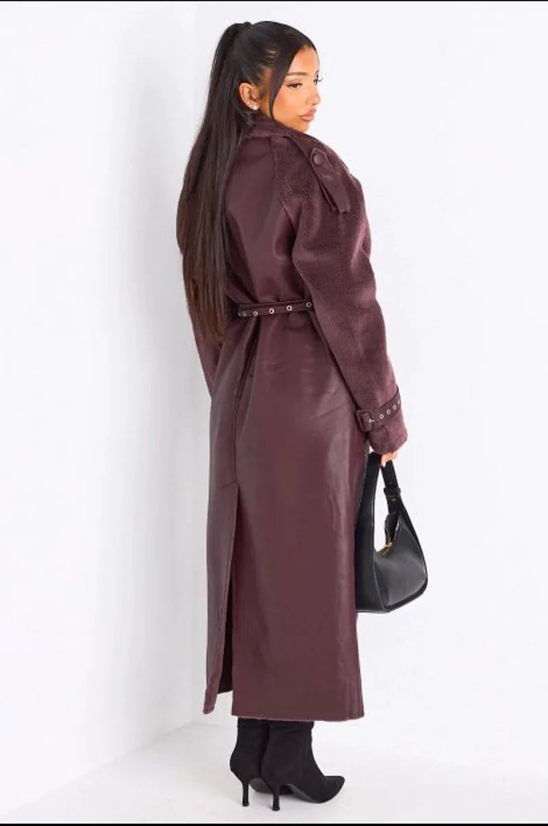 Manteau long en simili cuir avec empiècement polaire bordeaux