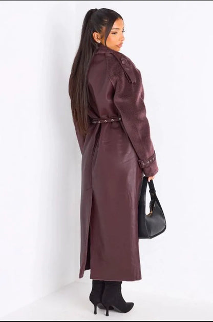 Manteau long en simili cuir avec empiècement polaire bordeaux