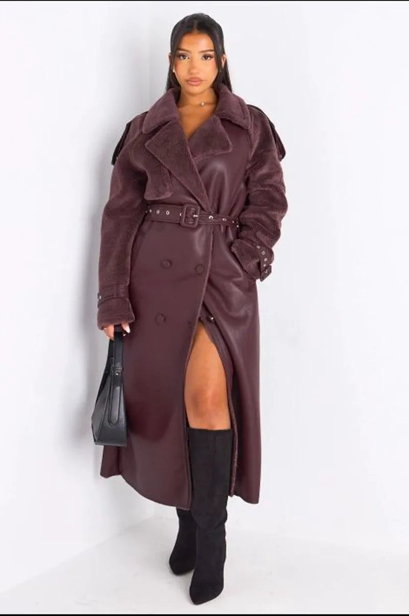 Manteau long en simili cuir avec empiècement polaire bordeaux