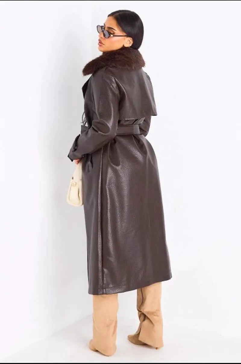 Manteau long en simili cuir maron à empiècement fourrure