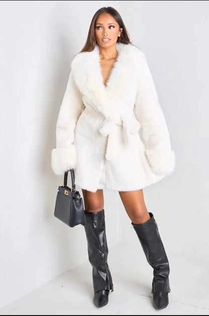 Manteau mi-long blanc effet duvet avec col en fourrure