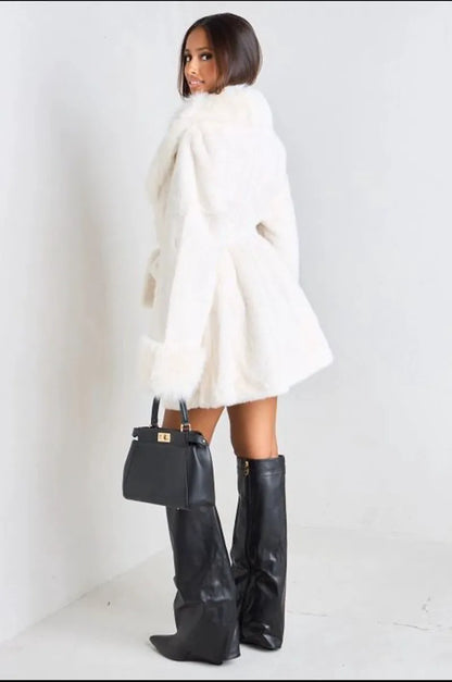 Manteau mi-long blanc effet duvet avec col en fourrure