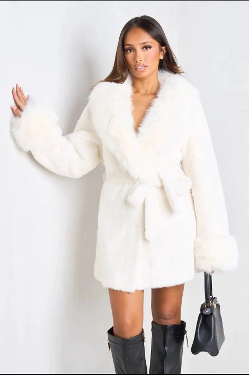 Manteau mi-long blanc effet duvet avec col en fourrure