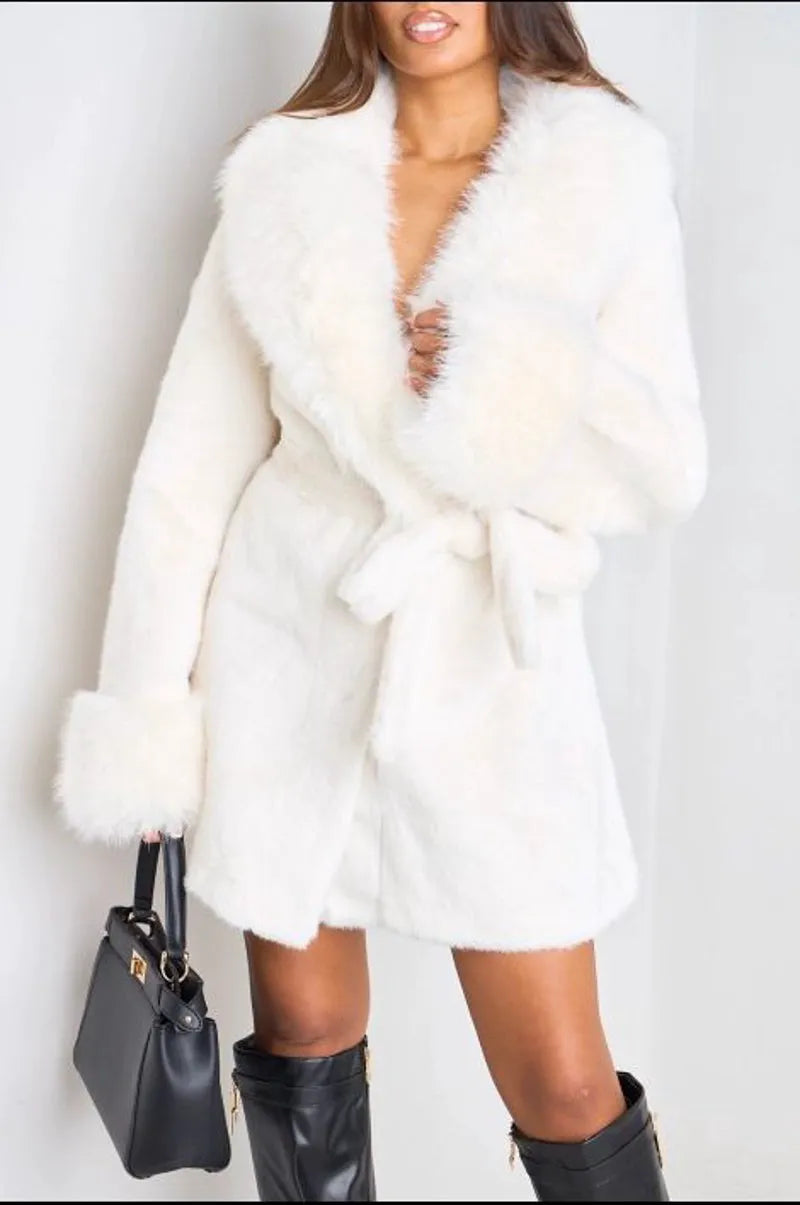 Manteau mi-long blanc effet duvet avec col en fourrure