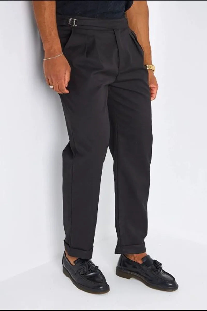 Pantalon fluide noir à coupe droite avec patte de serrage