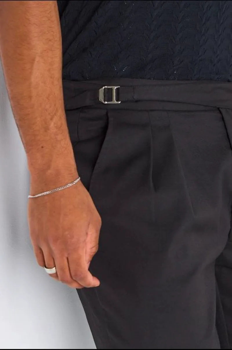 Pantalon fluide noir à coupe droite avec patte de serrage