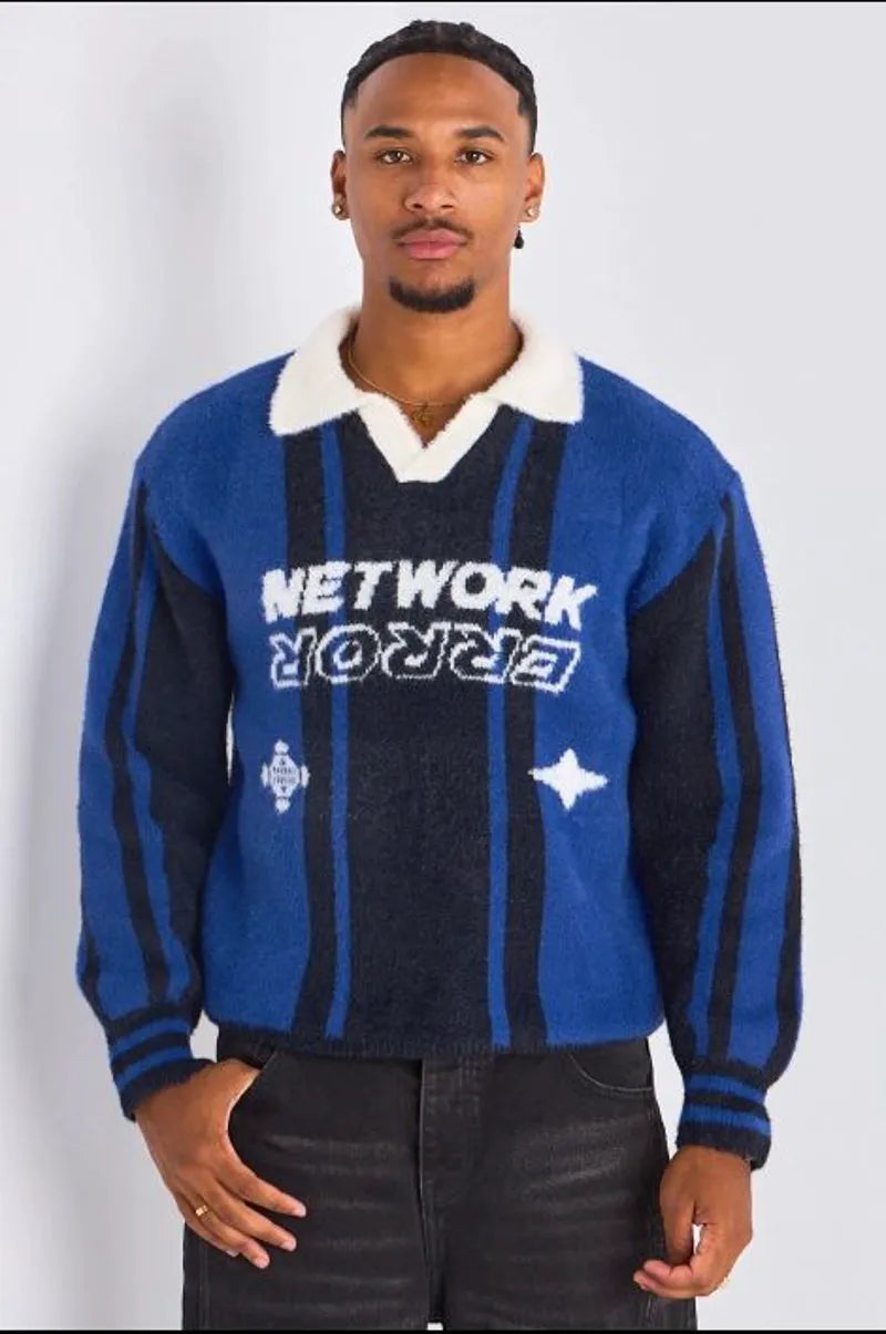 Pull bleu marine à col rabat blanc et inscriptions