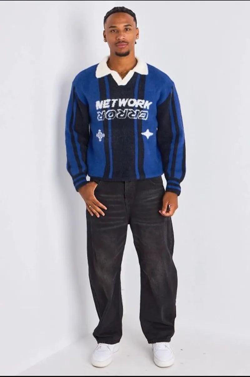 Pull bleu marine à col rabat blanc et inscriptions