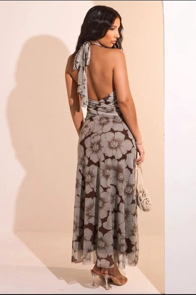 Robe ajourée marron et taupe à dos nu et motifs floraux