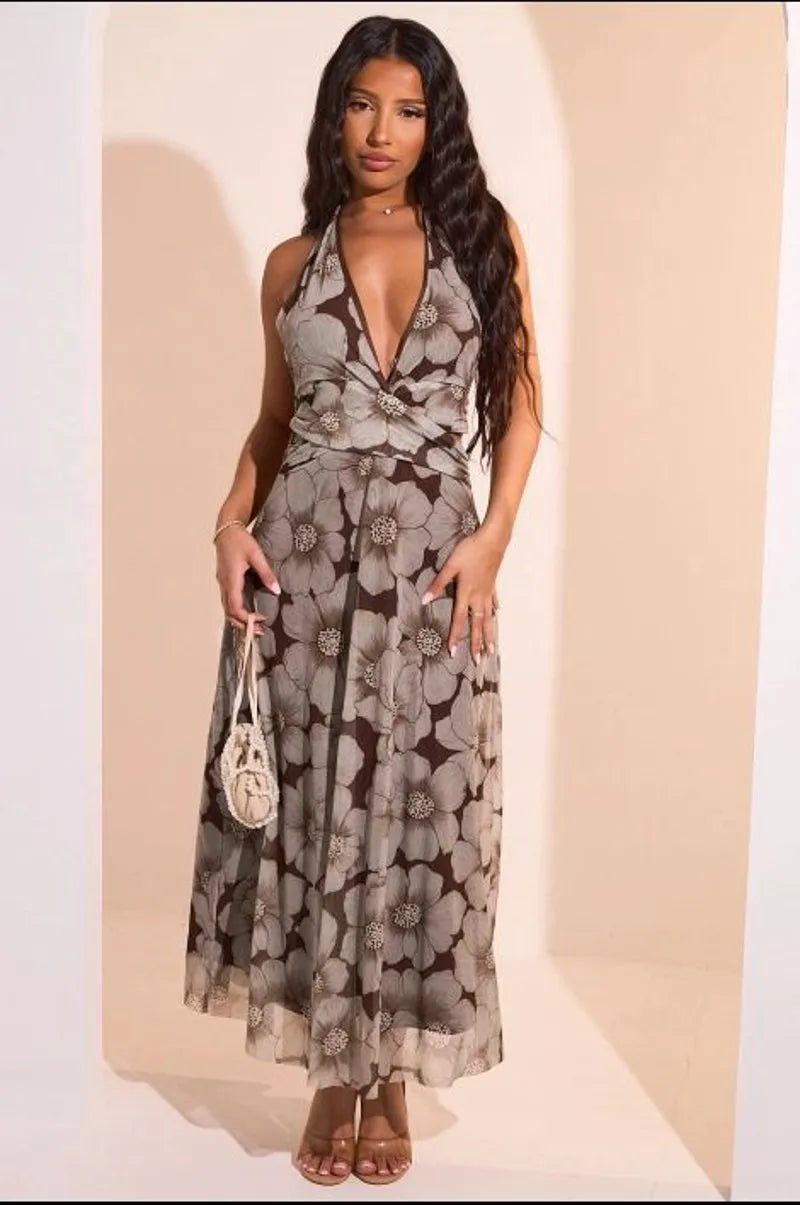 Robe ajourée marron et taupe à dos nu et motifs floraux