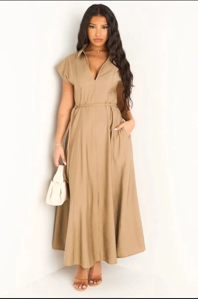 Robe beige à coupe droite ceinturée