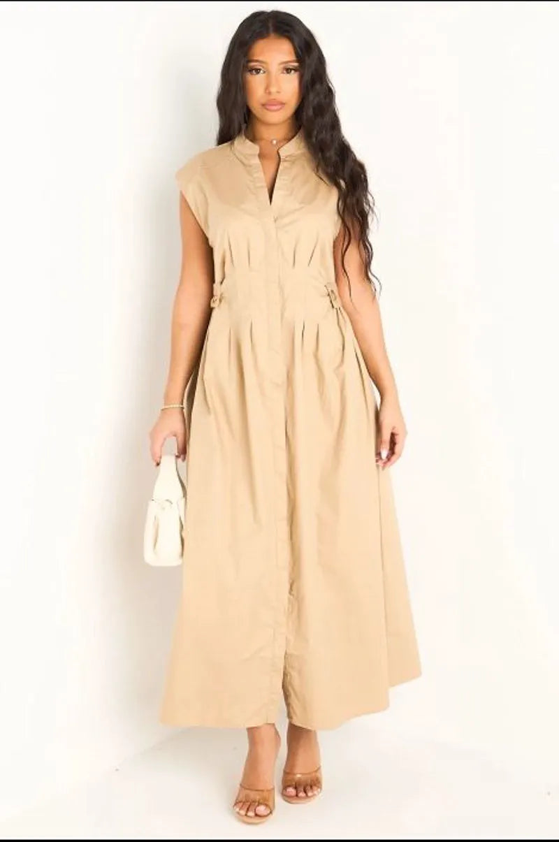 Robe beige à effet cintré et boutons