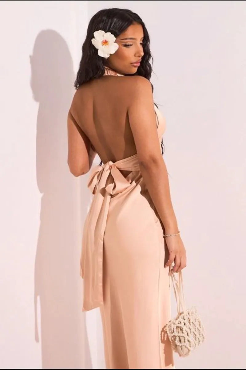 Robe longue à dos nu de couleur saumon et à effet satiné